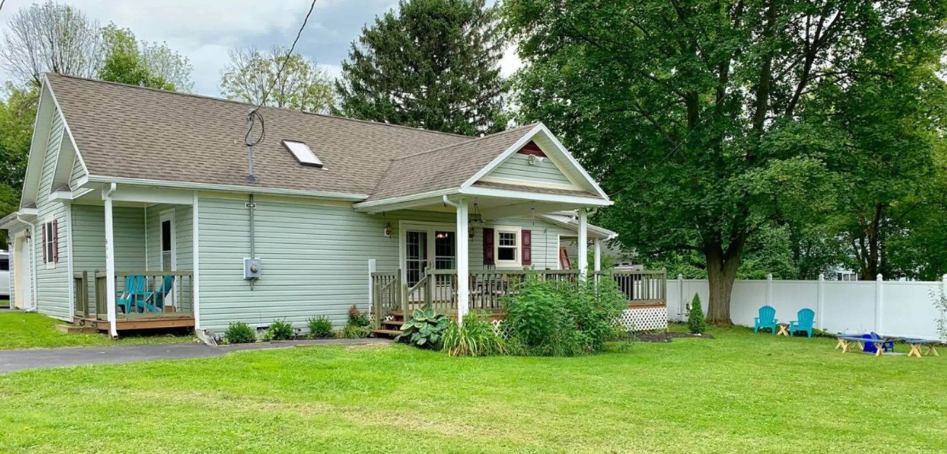 Barefoot Bungalow and its lawn surrounded by trees